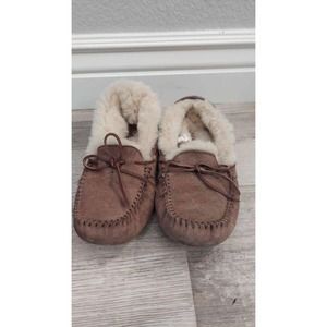 Women's Ugg Dakota 5612 Moccasin slippers size 9